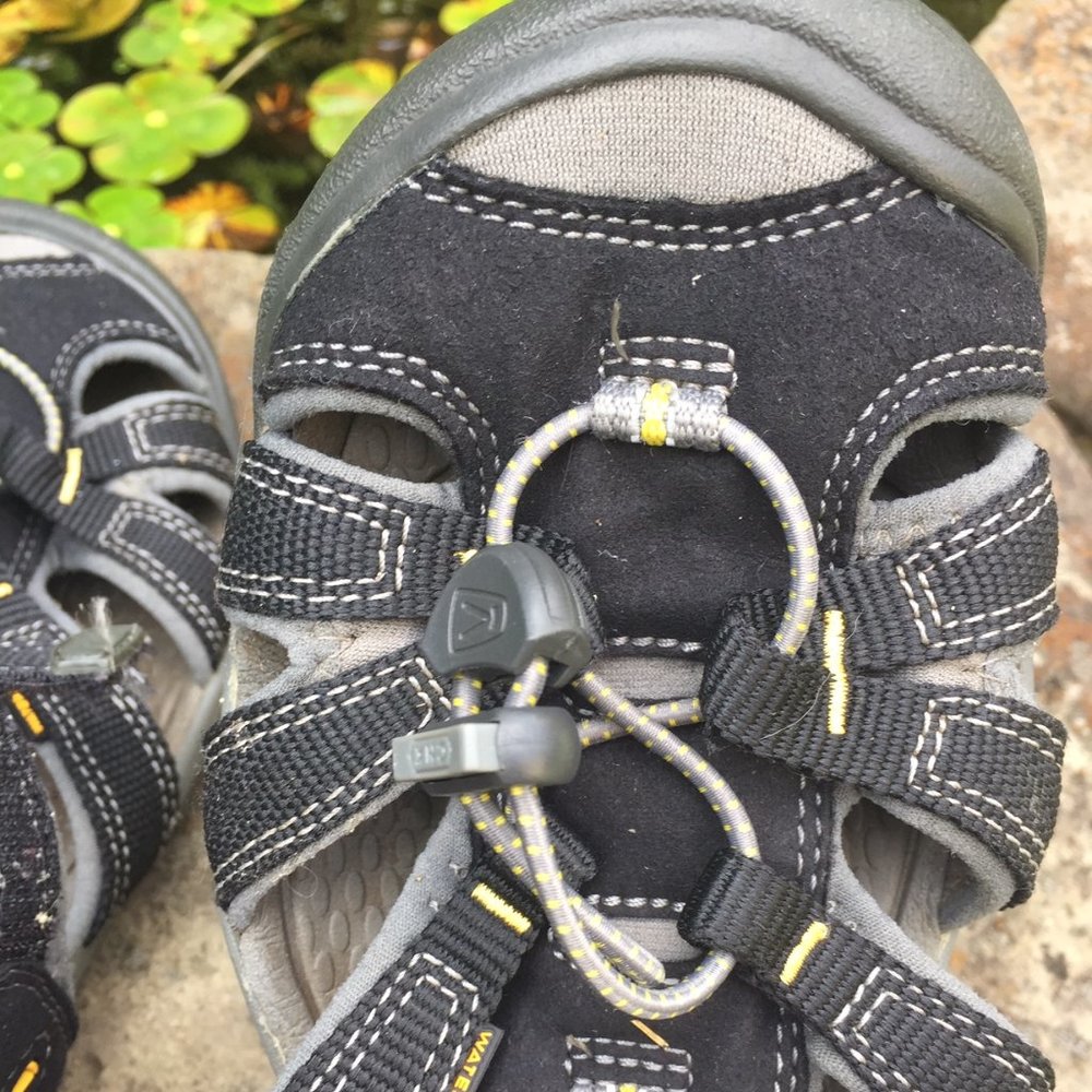KEEN Water friendly Sandals  BIG KID Sz 5  BLACK